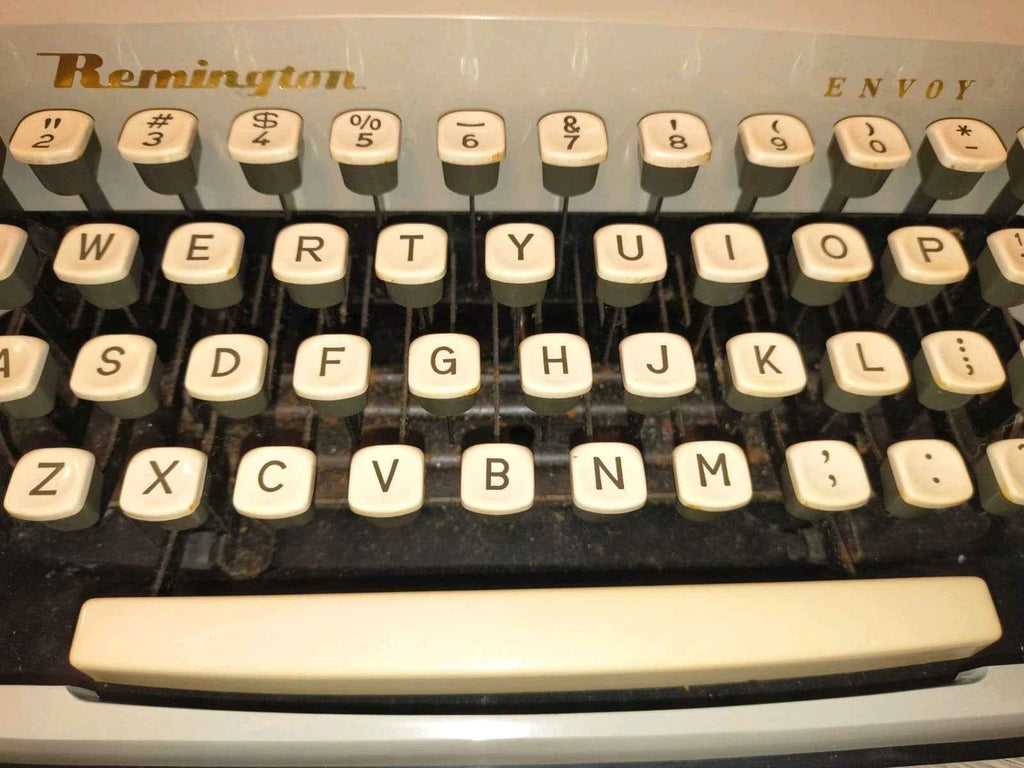 Remington Envoy Typewriter • Ready for Work & Play Condition • Cream w Case Pica