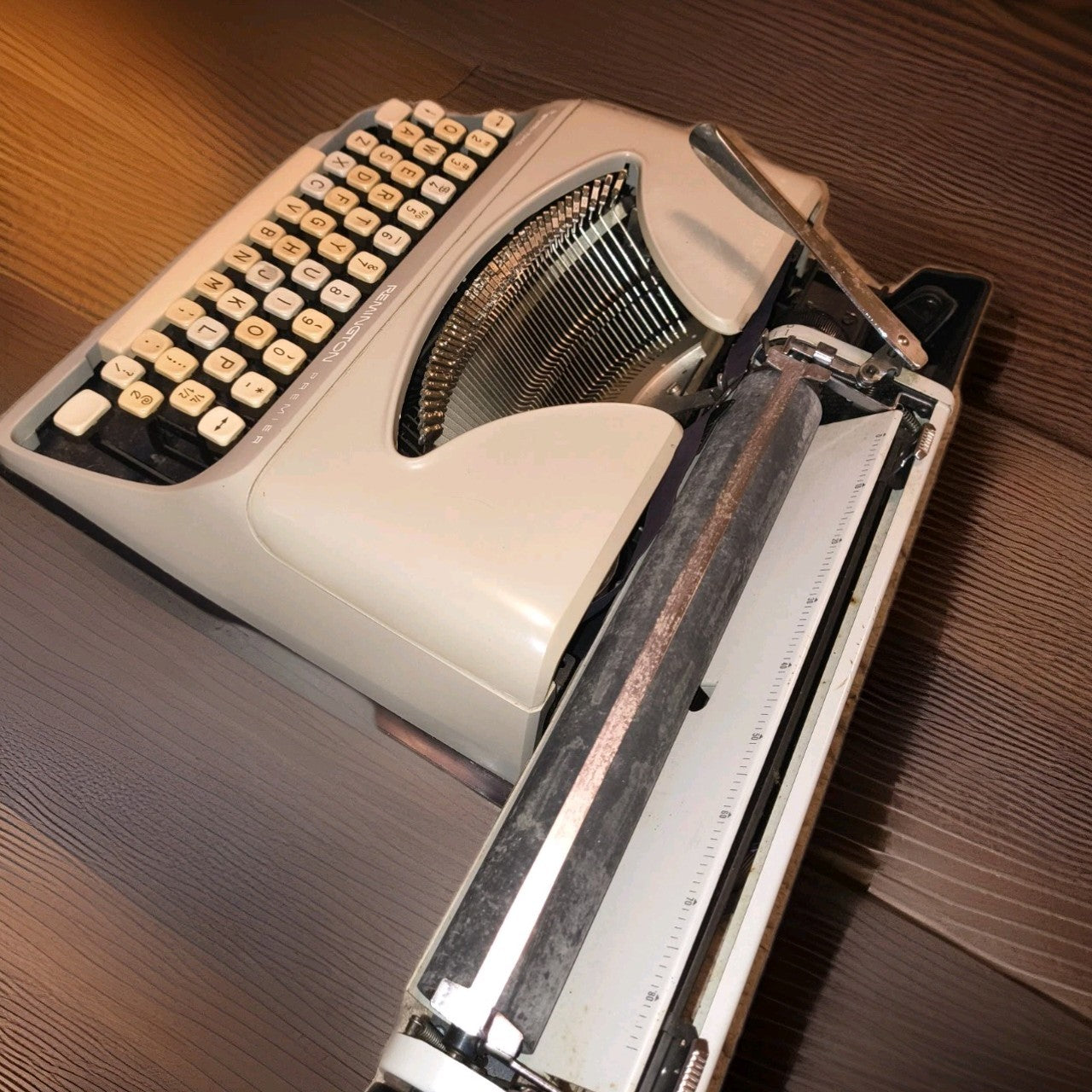 Remington Premier Typewriter • Fully Working Vintage Manual • Mid‑Century Cream