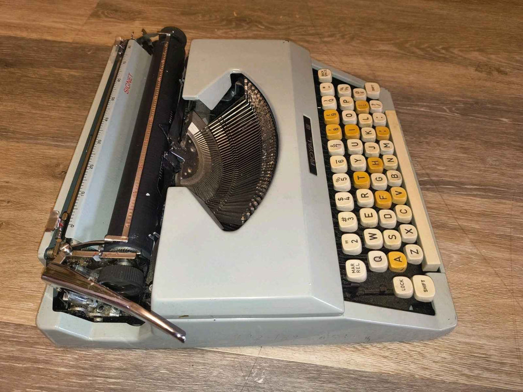 Royal Signet Typewriter – Cleaned & Fully Working – With Case & Ready to Use