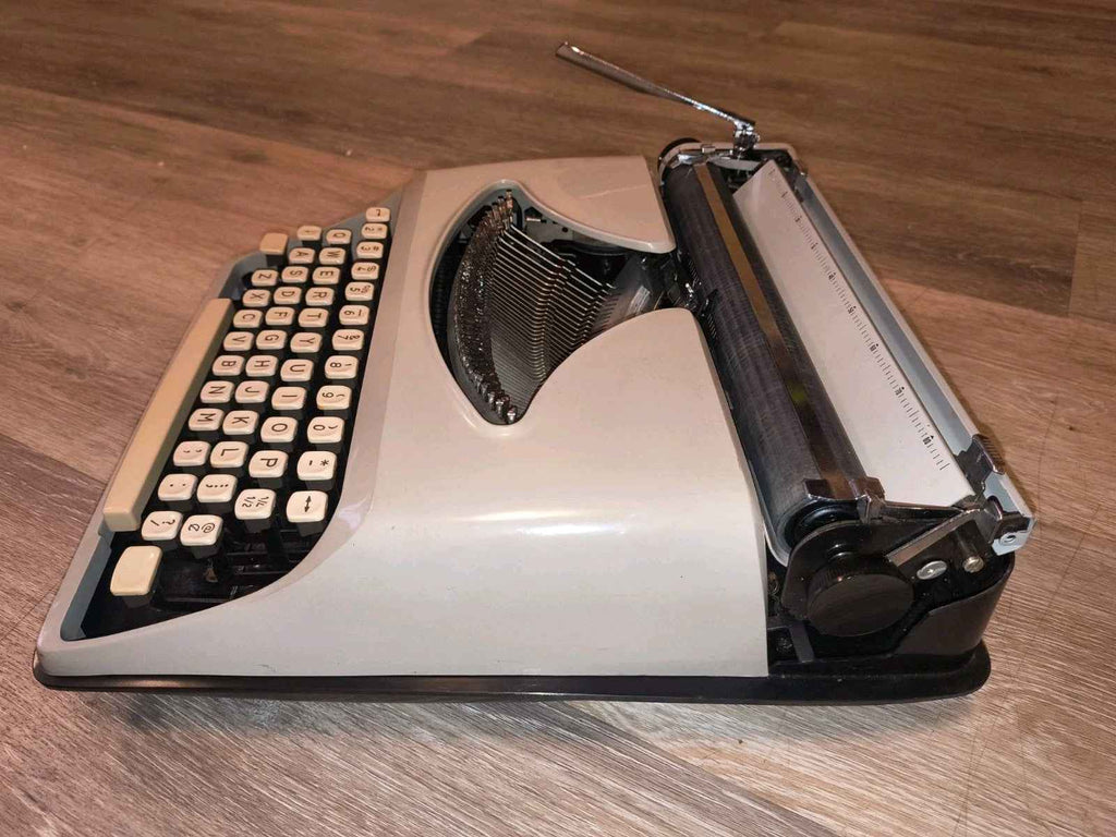 Remington Envoy Typewriter • Ready for Work & Play Condition • Cream w Case Pica
