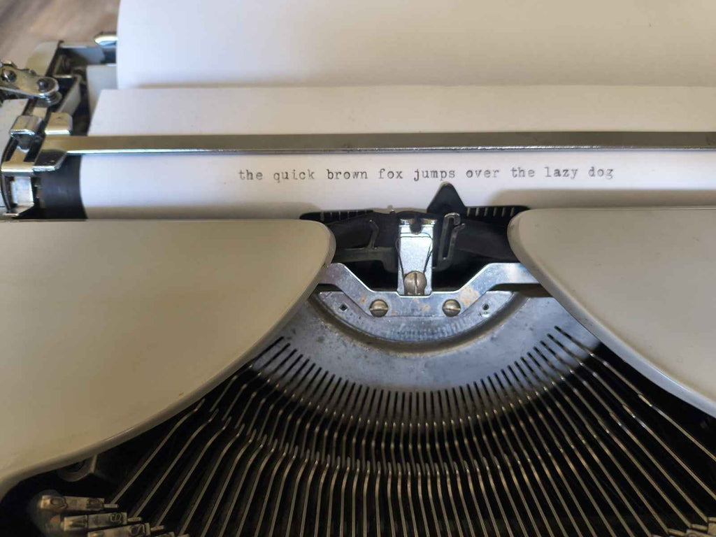 Remington Envoy Typewriter • Immaculate Working Condition • Cream w Case