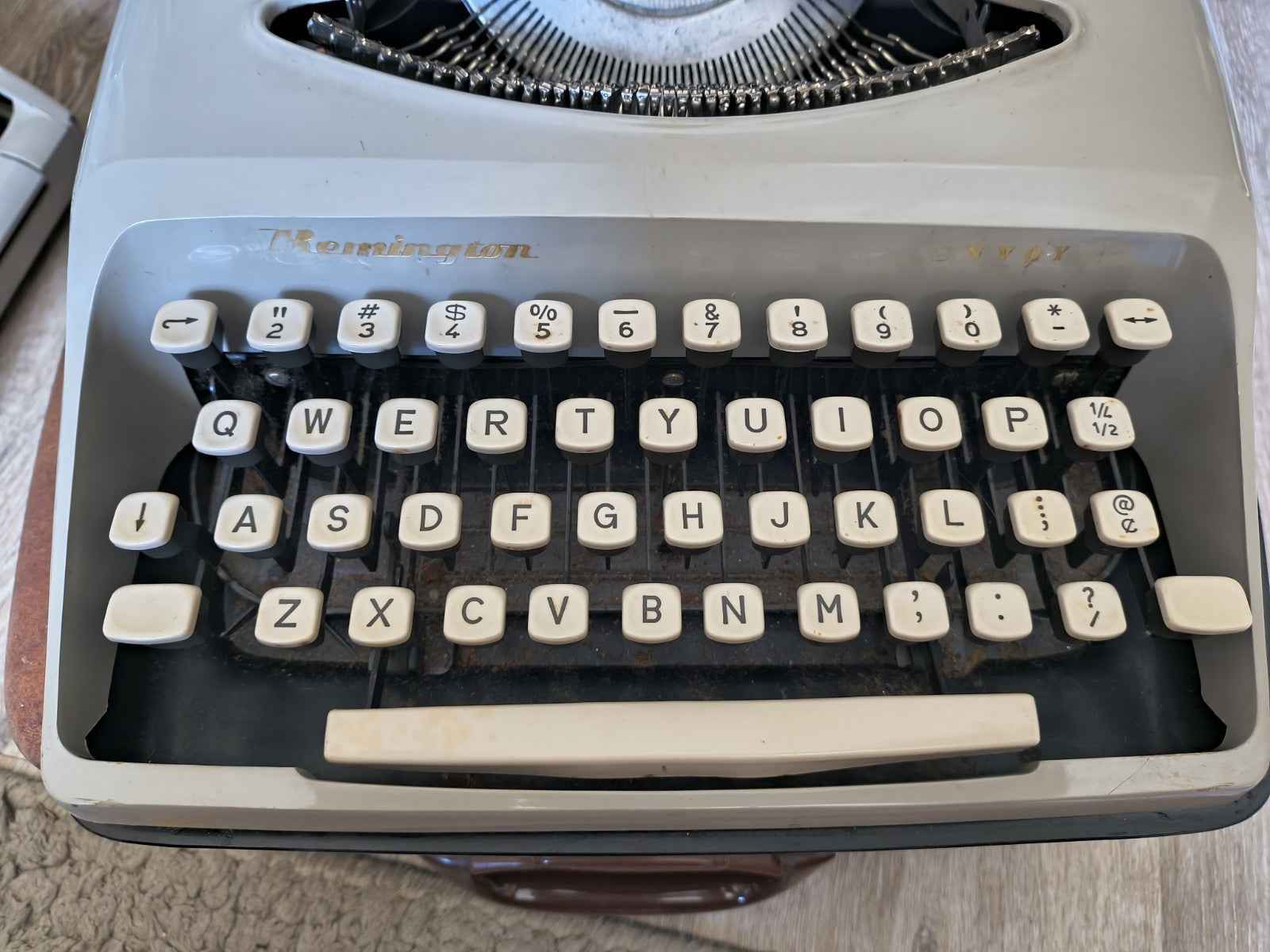 Remington Envoy Typewriter • Immaculate Working Condition • Cream w Case