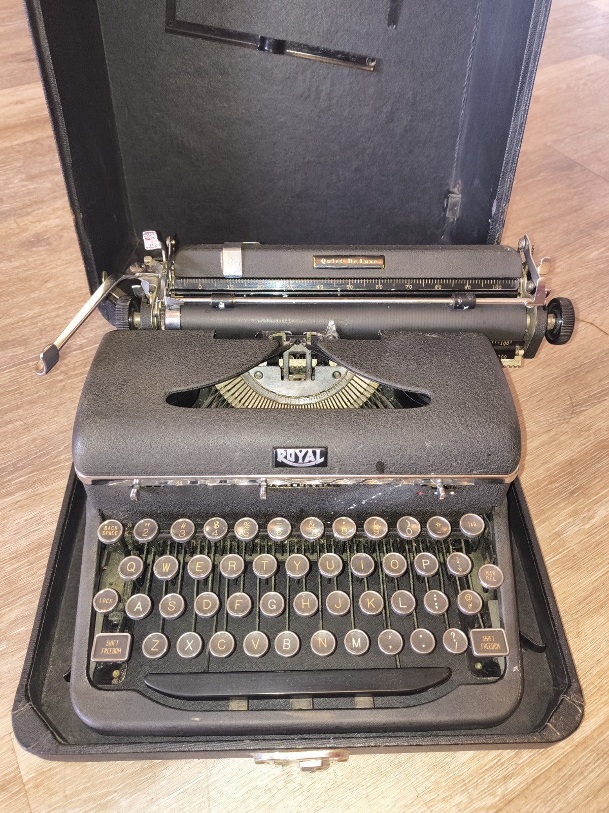 Typewriter Royal Quiet De Luxe - 1947 Post War - Ready to Use with Case