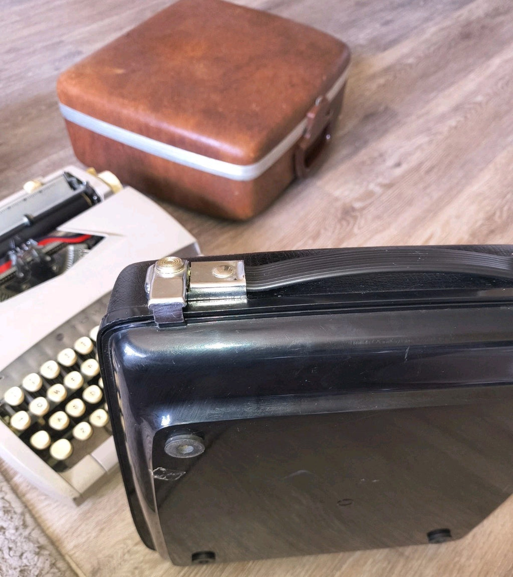 Remington Envoy Typewriter • Immaculate Working Condition • Cream w Case