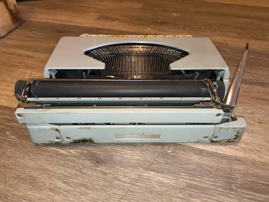 Royal Signet Typewriter – Cleaned & Fully Working – With Case & Ready to Use