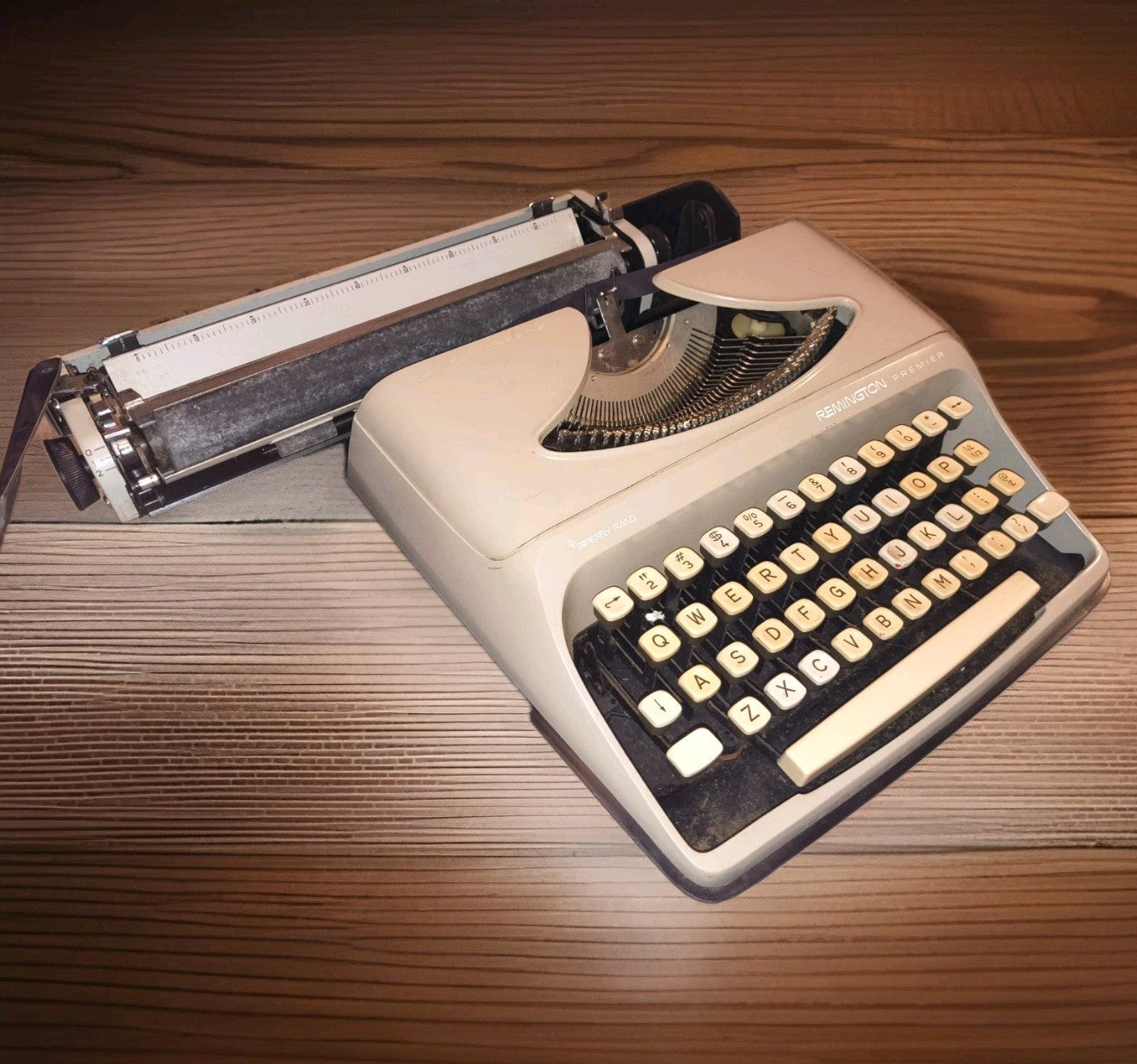 Remington Premier Typewriter • Fully Working Vintage Manual • Mid‑Century Cream