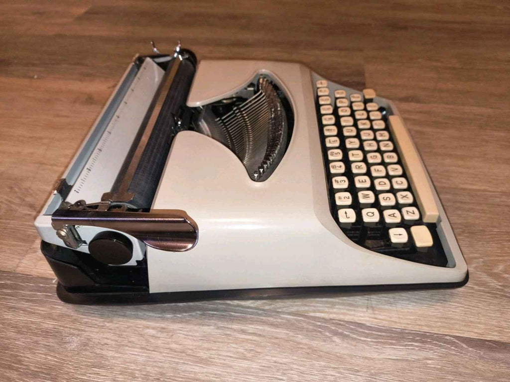Remington Envoy Typewriter • Ready for Work & Play Condition • Cream w Case Pica