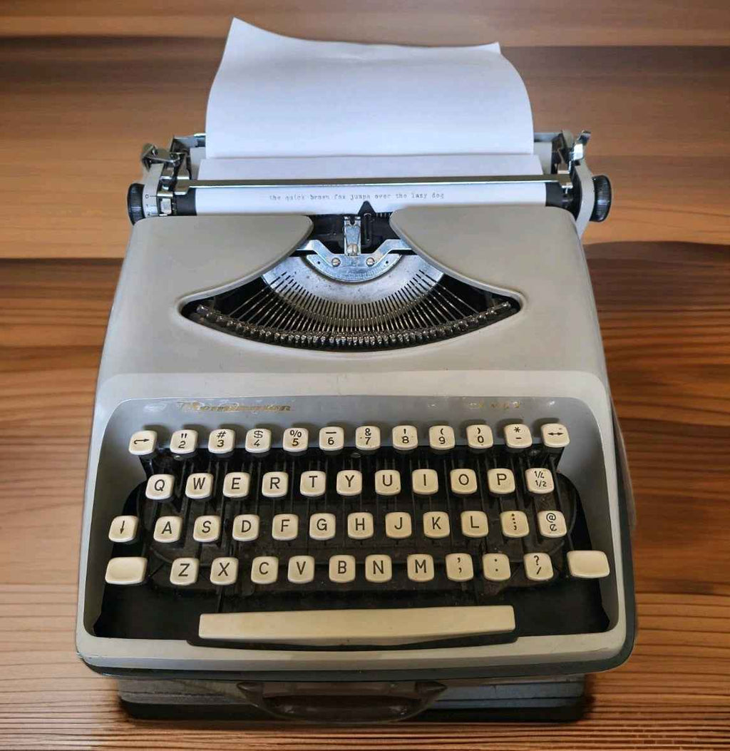 Remington Envoy Typewriter • Immaculate Working Condition • Cream w Case