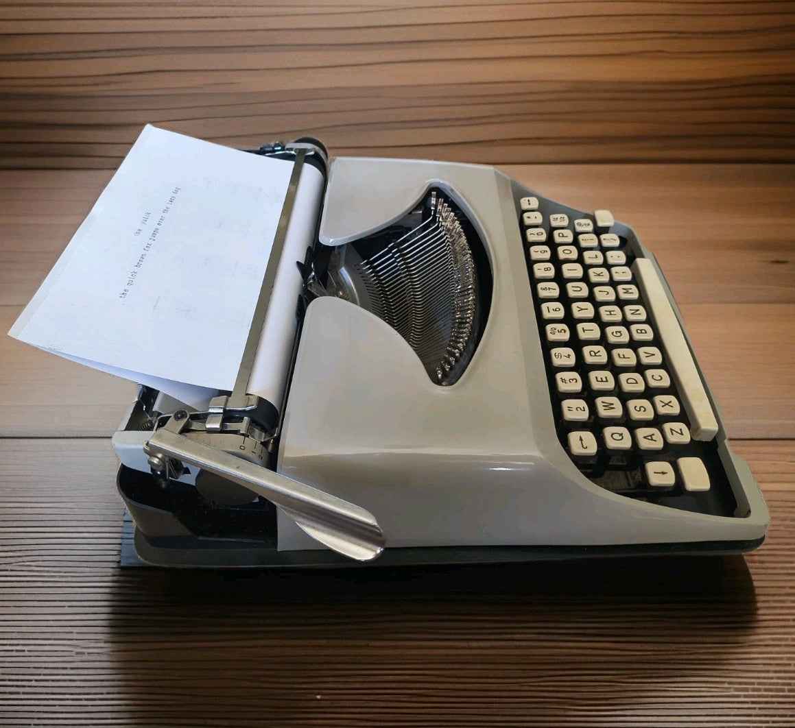 Remington Envoy Typewriter • Immaculate Working Condition • Cream w Case