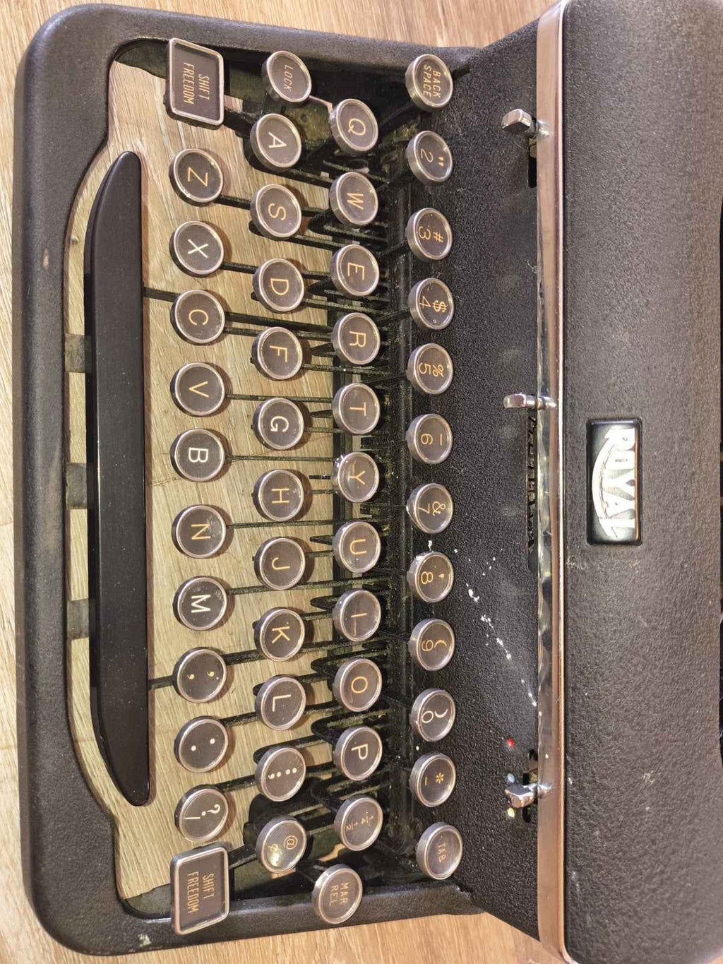 Typewriter Royal Quiet De Luxe - 1947 Post War - Ready to Use with Case
