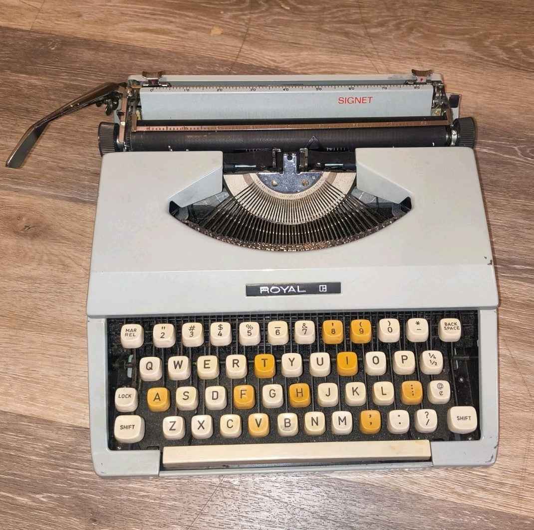 Royal Signet Typewriter – Cleaned & Fully Working – With Case & Ready to Use