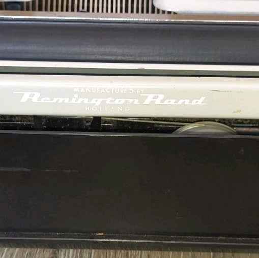 Remington Envoy Typewriter • Immaculate Working Condition • Cream w Case