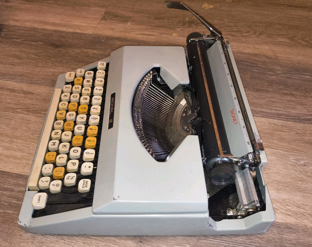 Royal Signet Typewriter – Cleaned & Fully Working – With Case & Ready to Use